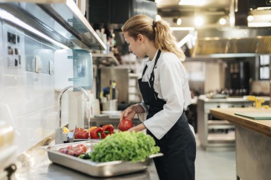 Here Are 5 Types Of Fruits & Vegetables That Need To Be Washed Before Eating